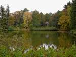 Bad Elster im Vogtland, der herbstliche Kurpark mit dem Floratempel und dem Luisa-See, Okt.2006