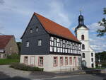 Remse, Pfarrhaus und evangelische Kirche am Kirchberg (13.08.2023)