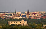 Halle (Saale) von oben:  Die fnf Trme der Stadt Halle, bestehend aus den vier Trmen der Marktkirche und dem Roten Turm, im Mittelgrund noch der Dom.