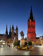 Wenn Komponist Georg Friedrich Hndel zum Himmel schaut: Blaue Stunde auf dem Marktplatz in Halle (Saale), mit Marktkirche Unser Lieben Frauen (links), Hndel-Denkmal und dem Roten Turm.