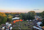 Das ist nur ein kleiner Teil des Laternenfests in Halle (Saale), das wir hier vom Riesenrad auf der Ziegelwiese sehen.