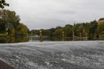 Blick ber das Saale-Stauwehr in Halle-Trotha, fluaufwrts zum Stadtteil Krllwitz.