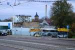 Von der Berliner Strae aus kann man hinter Husern und Bumen die obere Hlfte des 54 m hohen Wasserturms Nord in Halle (Saale) erkennen.