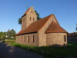 Sachau, evangelische Kirche, erbaut von 1953 bis 1954 aus rotem Sandstein (11.08.2025)