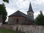 Neuendorf am Damm, evangelische Kirche, erbaut 1842 aus Findlingssteinen (12.08.2025)