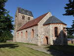 Packebusch, evangelische Kirche, sptromanische Feldsteinkirche mit Westquerturm von 1900 (13.08.2025)