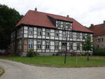 Deutschhorst, Rittergut, zweigeschossiger Fachwerkbau mit einem Walmdach.