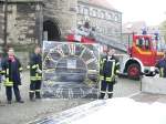 Laucha an der Unstrut - Zifferblattwechsel an der Kirchturmuhr -die Kameraden der Lauchaer Feuerwehr prsentieren das neue, noch in Folie gehllt - 16.11.2008