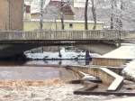 Laucha an der Unstrut - die Brcke am Wehr - rechts die Fischtreppe in braunen Fluten - Foto vom 12.02.2009  