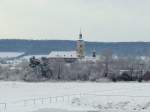 Laucha an der Unstrut - Blick ber die verscheiten Wiesen am alten Sportplatz zur Kirche - Foto vom 12.02.2009  