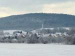 Laucha an der Unstrut - Blick ber die verscheiten Wiesen am alten Sportplatz auf die Huser der Unterstadt - hinten der Schornstein von  Glockengold  - Foto vom 12.02.2009   