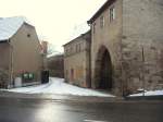 Laucha an der Unstrut - das Torhaus am Obertor mit Blick hinter die alte Stadtmauer - Foto vom 12.02.2009   