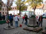 Laucha an der Unstrut - Markt - Vor dem Glockenaufzug - reges Treiben bei herrlichem Sonnenschein vor altehrwrdiger Kulisse - Foto vom 09.10.2009