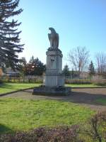 Laucha an der Unstrut - Das Adler-Denkmal am Obertor - zum Volkstrauertag werden dort Kranzgebinde niedergelegt - 15.11.2009