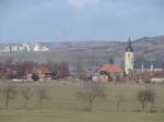 Laucha an der Unstrut - Blick von der Hirschrodaer Strae auf Bahnhof, Rathaus und Kirche - im Hintergrund das Zementwerk Karsdorf - 05.03.2010  