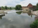 Laucha an der Unstrut - Es ist vollbracht - die alte Unstrutbrcke am Wehr ist nicht mehr, der Blick ist frei auf die alte Mhle  - Foto vom 10.06.2011    