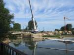 Laucha an der Unstrut - Die alte Unstrutbrcke am Wehr ist weg, Blick auf die Behelfsbrcke fr Fugnger und Radfahrer - Foto vom 23.06.2011    