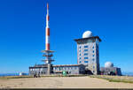 Sendemast, Brockenhotel und Brockenhaus bei bestem sptsommerlichen Wetter, ohne Wind, ohne viele Menschen und ohne Wolken am Himmel.