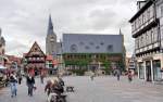 Marktplatz mit Rathaus und Kirche im Hintergrund - Quedlinburg 03.09.2009