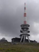 Telekom-Anlage und die Brockenwarte auf dem Brocken im Harz, leider etwas vernebelt, Hhe 1.141,1 m