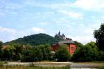 Schlo und Feudalmuseum Wernigerode, aufgenommen am 02.07.2010 aus einem Zug der Harzer Schmalspurbahnen.