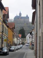 Blick aus der Fußgängerzone über eine Nebenstraße auf das Schloss von Wernigerode am 1.