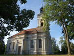 Karow, evangelische Kirche, Putzbau mit kreuzfrmigen Grundriss, erbaut 1703, Kirchturm erbaut 1752 (05.07.2025)