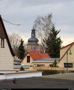 Blick ber die Dcher des Dorfes Zscherben (Gemeinde Teutschenthal) auf den rtlichen Kirchturm.