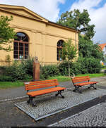 Zwei von insgesamt 40 neuen Bnken entlang der alten Stadtbefestigungsanlage in Aschersleben, hier in der Augustapromenade auf Hhe der Kreismusikschule.