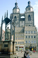 Lutherdenkmal mit Marienkirche in Lutherstadt Wittenberg.