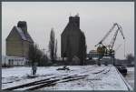 Alte Speicher und der restaurierte Vollportal-Wippdrehkran 20 von 1956 im Handelshafen von Magdeburg.