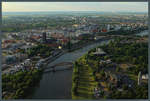 Blick aus dem Ballon auf das Stadtzentrum von Magdeburg: Links der Elbe liegt der Stadtteil Altstadt mit dem Magdeburger Dom.