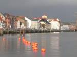 Die roten Bojen im Flensburger Hafen lockerten die farblich triste Winterstimmung im Dezember 2006 etwas auf.