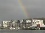 Wenn am Ende von Regenbgen ein Goldtopf steht, dann drfte das die Bewohner dieser toll gelegenen Flensburger Wohn- und Brohuser direkt am Hafen gefreut haben.