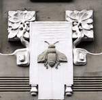 Brstungsrelief mit Tierdarstellung in Jugendstil - Nikolaistrae 7 in Flensburg.