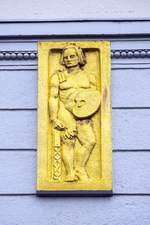 Goldenes Jugendstilrelief am Gebäude in der Großen Straße in Flensburg.