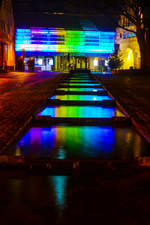 Flensburg - Fassade der Phnomenta erstrahlt in Regenbogen-Farben.