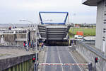 Brcke geffnet am Eidersperrwerk nrdlich von Wesselburen.