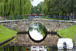 Steinbrcke ber den Mittelburggraben in der nordfriesischen Kleinstadt Friedrichstadt.