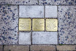 Stolpersteine vor der ehemaligen Synagoge in Friedrichstadt.