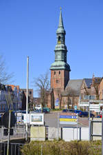 Die St.-Laurentius-Kirche in Tnning ist eine mittelalterliche Saalkirche auf der Halbinsel Eiderstedt.