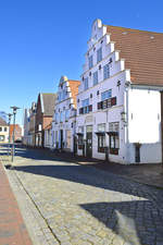 Tnning auf der Halbinsel Eiderstedt: Giebelhuser in der Neustrae.