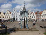 Friedrichstadt, Brunnenhuschen von 1879 am Marktplatz (24.07.2021)