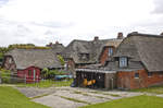 Land Dorf auf der Hallig Oland vom Deich aus gesehen.