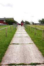 Fuweg ber dem Deich am Olandwart - das einzige Dorf auf der nordfriesischen Hallig Oland.