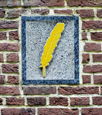 Auffallendes Merkmal vieler Bauten in Friedrichstadt (Nordfriesland) sind die Hausmarken oder Gevelstene, oft farbig gefasste Reliefs ber der Eingangstr, die einen Hinweis auf die