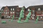 Diese interessanten Figuren stehen auf dem  Bahnhofvorplatz von Westerland auf Sylt.