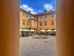 Eutiner Schloss in Ostholstein - Blick durch den Hof auf den Ostflgel.