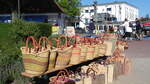 Körbe auf einem Markt in Laboe an der Kieler Förde am 02.06.23.