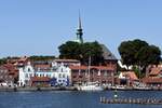 KAPPELN (Kreis Schleswig-Flensburg), 17.07.2021, Blick vom Ostufer der Schlei auf die Innenstadt mit Turm der Nikolaikirche